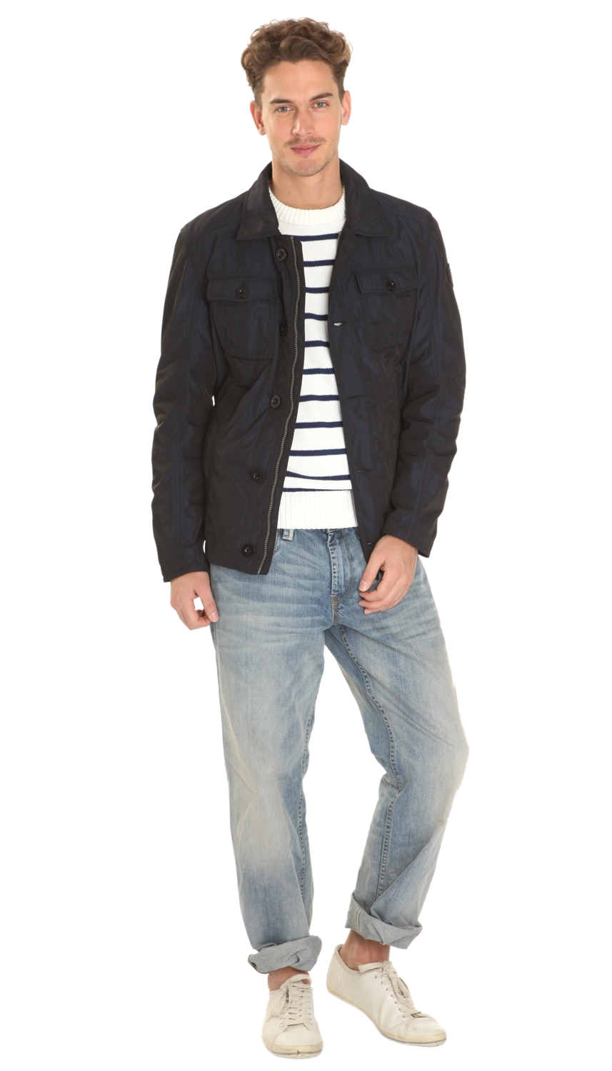 Outfit mit sportiver Jacke, gestreiftem Strickpullover und stone-washed Jeans