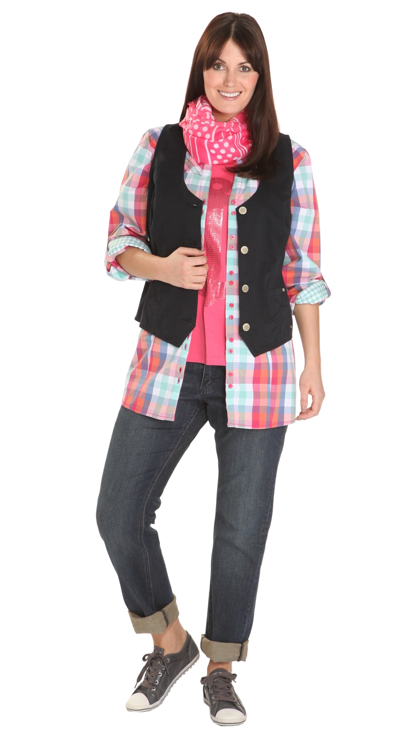Outfit mit Pailletten-Shirt, Karo-Bluse, Baumwollweste und Jeans in dunkler Waschung