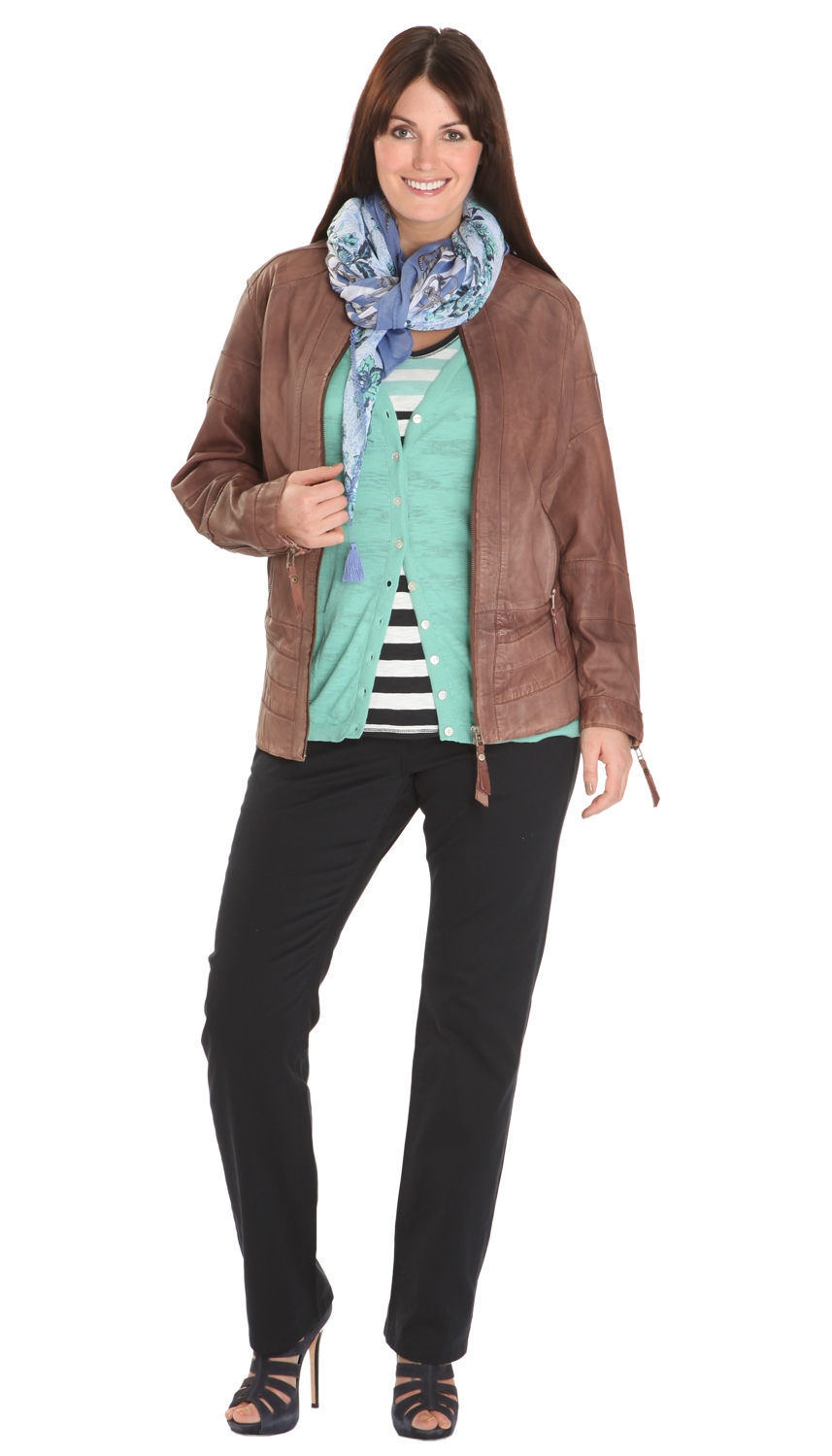 Outfit mit Strickpullover, Lederjacke und Baumwollhose mit geradem Bein