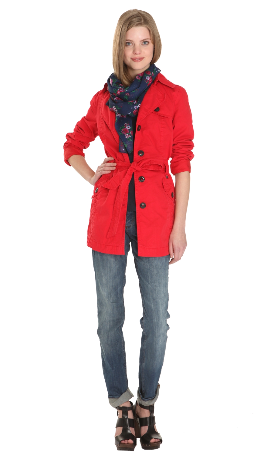 Outfit mit Trenchcoat und schmaler Stretchjeans