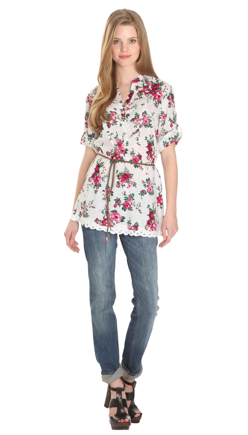 Outfit mit Blumen-Bluse und schmaler Stretchjeans