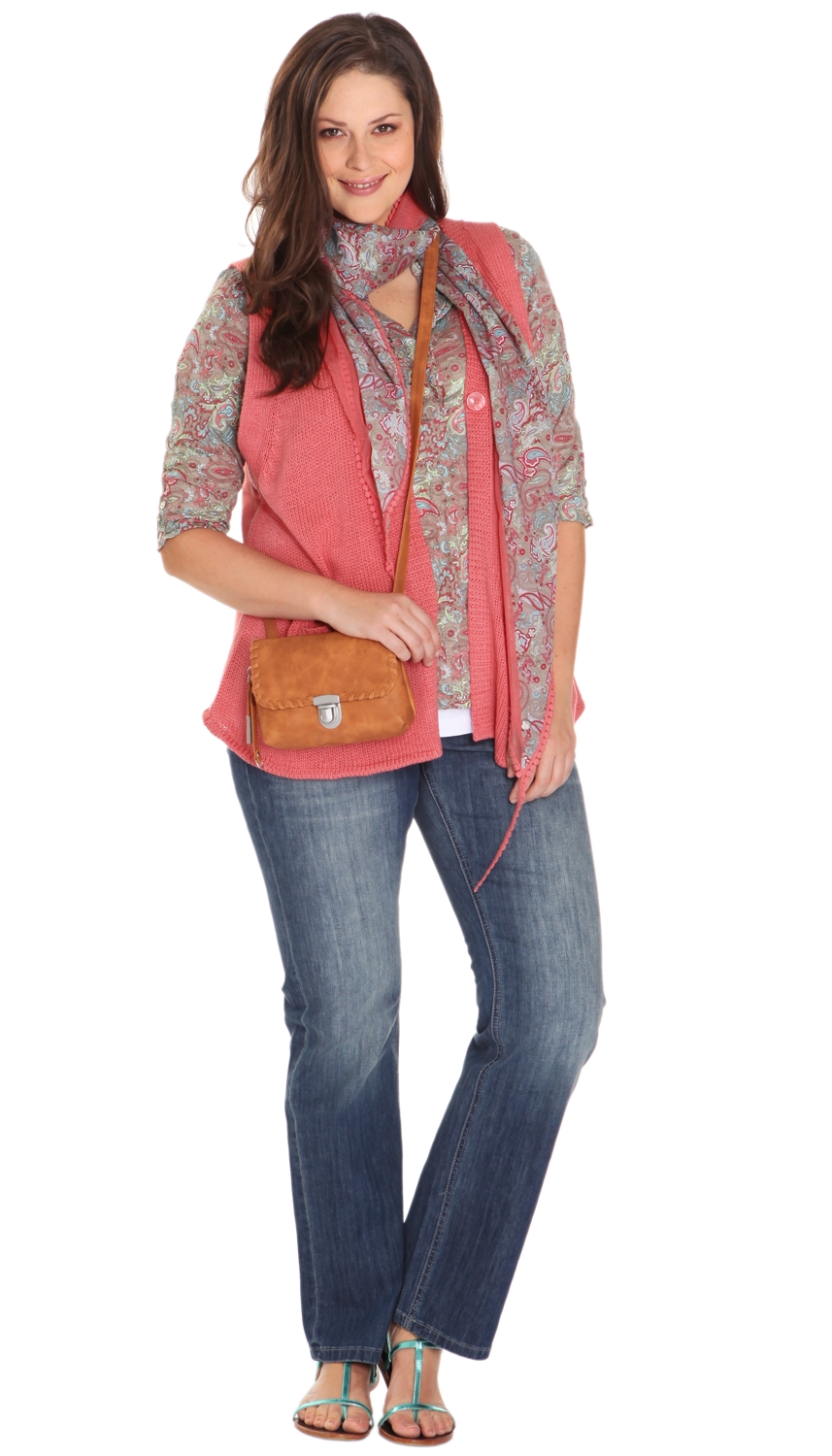 Outfit mit Paisley-Bluse, Strickweste und gerader Stretchjeans