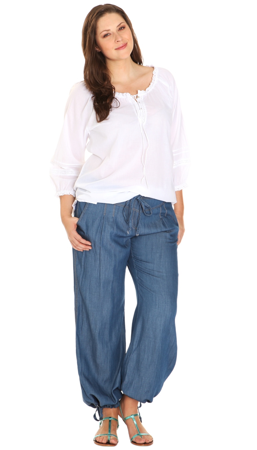 Outfit mit Baumwollbluse und Haremshose