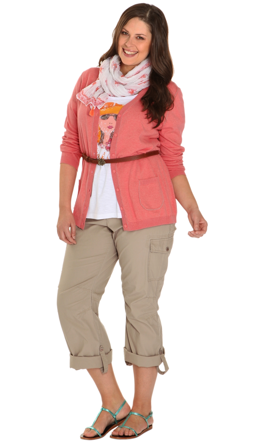 Outfit mit Feinstrickjacke, Kurzarmshirt, leichter Baumwollhose und Schal