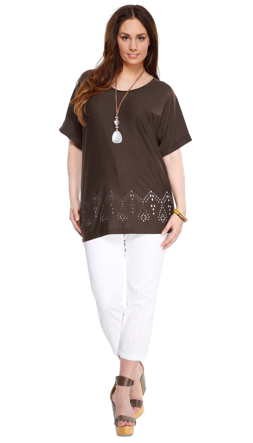 Outfit mit elegantem Shirt und wei&szlig;er Jeans